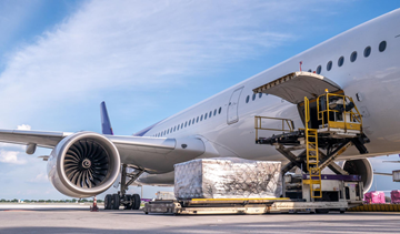 Luchttransport: cargovliegtuig laadt goederen op de luchthaven voor snelle internationale levering