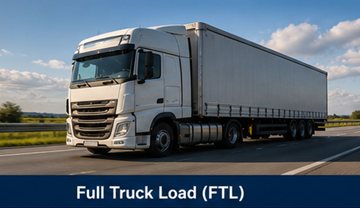 Grote full truck load-oplegger die goederen vervoert over een Europese snelweg