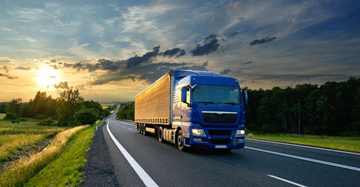 Wegtransport in Europa met vrachtwagens en bestelwagens op de snelweg voor logistieke operaties