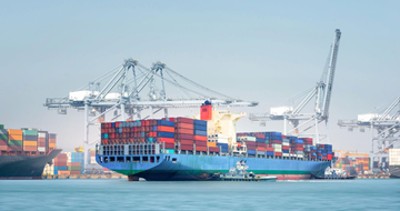 Zeetransport: containerschip met zeecontainers in de haven voor maritieme logistiek